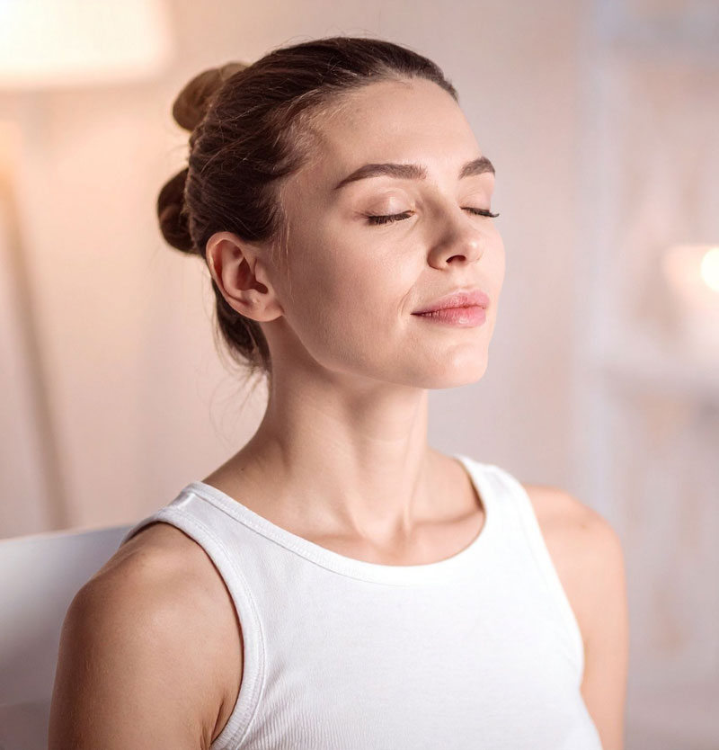 Une femme les yeux fermés en état d'hypnose